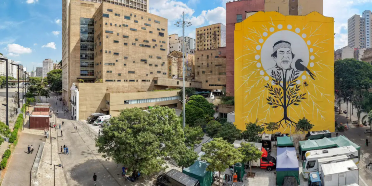 São Paulo inaugura mural em homenagem a Ailton Krenak no Vale do Anhangabaú, como parte das celebrações do Dia dos Povos Indígenas e da Virada Sustentável.