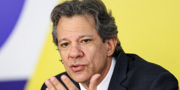 Fernando Haddad afirma que discussão sobre possível taxação do Pix teve origem no governo Bolsonaro. Tema ganhou força entre 2024 e 2025 e segue gerando debate público.