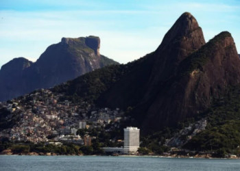 Operação da Polícia Civil no Rio de Janeiro contra o Comando Vermelho causa tiroteio no Vidigal, bloqueia a Avenida Niemeyer e afeta turistas na Zona Sul.