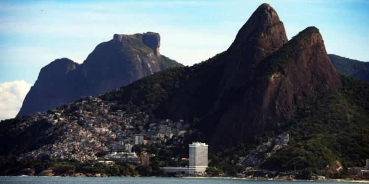 Operação da Polícia Civil no Rio de Janeiro contra o Comando Vermelho causa tiroteio no Vidigal, bloqueia a Avenida Niemeyer e afeta turistas na Zona Sul.