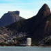 Operação da Polícia Civil no Rio de Janeiro contra o Comando Vermelho causa tiroteio no Vidigal, bloqueia a Avenida Niemeyer e afeta turistas na Zona Sul.