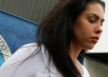 Monique Medeiros se entrega à polícia após decisão do STF que determinou sua volta à prisão no caso Henry Borel. Julgamento está marcado para maio.