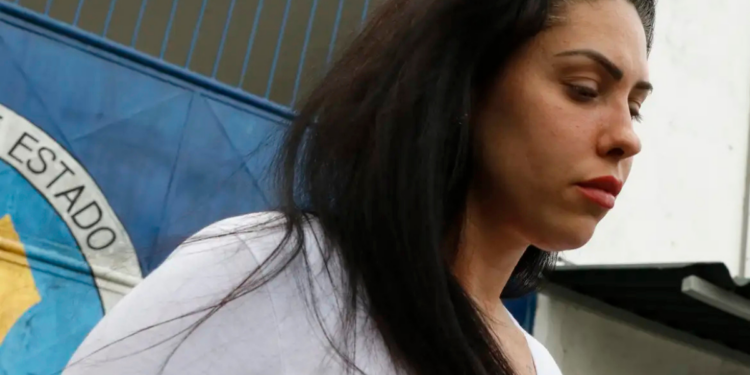 Monique Medeiros se entrega à polícia após decisão do STF que determinou sua volta à prisão no caso Henry Borel. Julgamento está marcado para maio.