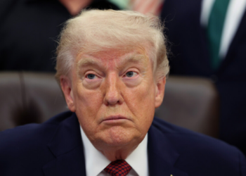 Pesquisas da NBC News e CNN mostram queda na aprovação de Donald Trump, com 63% de desaprovação e críticas à economia e política externa dos EUA.