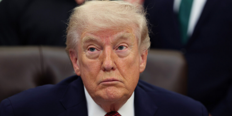 Pesquisas da NBC News e CNN mostram queda na aprovação de Donald Trump, com 63% de desaprovação e críticas à economia e política externa dos EUA.