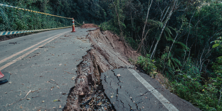 Um terremoto de magnitude 7,7 atingiu o nordeste do Japão, gerando evacuações, alerta de tsunami e risco de novos tremores, segundo autoridades locais.