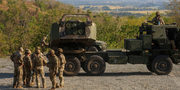 Palantir divulga manifesto sobre IA e defesa militar, gerando debate global sobre tecnologia, segurança e risco de nova corrida armamentista.