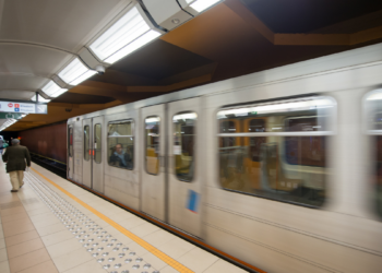 Lei no Rio de Janeiro autoriza multa imediata de até 10 mil UFIRs para casos de assédio sexual e moral, com punições mais severas em transportes e contra vulneráveis.