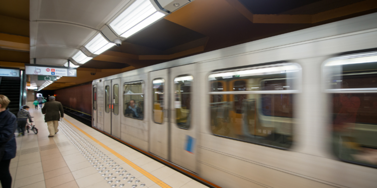 Lei no Rio de Janeiro autoriza multa imediata de até 10 mil UFIRs para casos de assédio sexual e moral, com punições mais severas em transportes e contra vulneráveis.