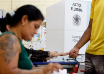 TRE-RJ realiza mutirão até 6 de maio para regularização do título eleitoral, com atendimento ampliado e foco em eleitores pendentes.