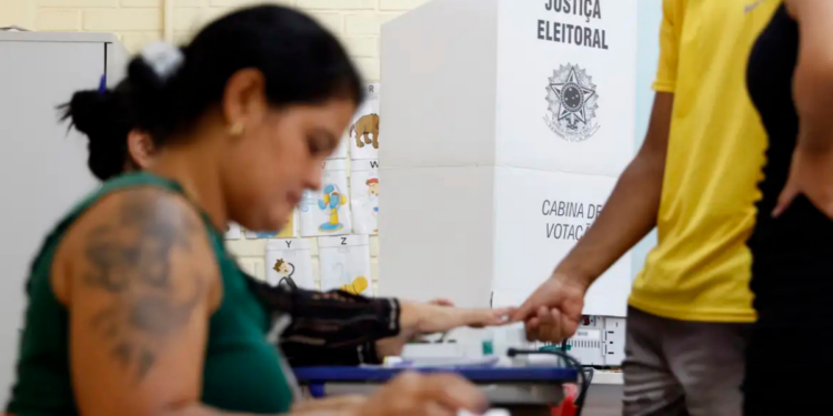 TRE-RJ realiza mutirão até 6 de maio para regularização do título eleitoral, com atendimento ampliado e foco em eleitores pendentes.