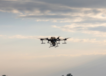 Empresa nigeriana Terra Industries anuncia fábrica de drones em Gana com foco em defesa, mirando produção de 50 mil unidades anuais até 2028 e maior autonomia africana.