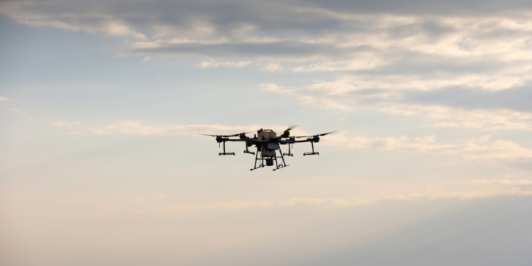 Empresa nigeriana Terra Industries anuncia fábrica de drones em Gana com foco em defesa, mirando produção de 50 mil unidades anuais até 2028 e maior autonomia africana.