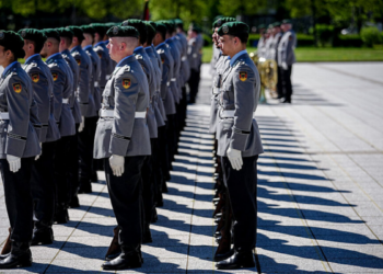Alemanha debate aumentar idade de reservistas para 70 anos e expandir forças militares até 2035 em meio a tensões na Europa.