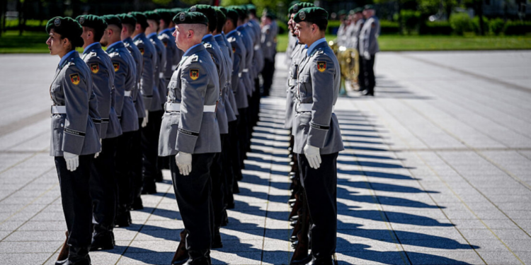 Alemanha debate aumentar idade de reservistas para 70 anos e expandir forças militares até 2035 em meio a tensões na Europa.