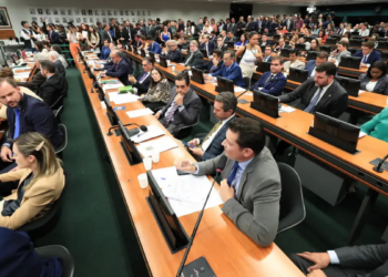 Câmara discute PEC que prevê fim da escala 6x1 e redução da jornada para 36 horas; governo também apresentou projeto sobre o tema.