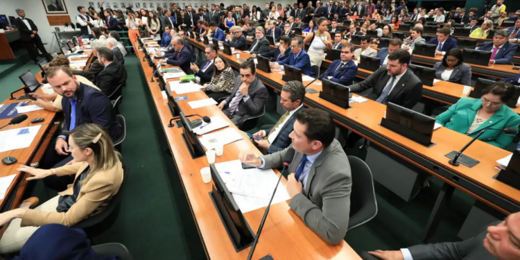 Câmara discute PEC que prevê fim da escala 6x1 e redução da jornada para 36 horas; governo também apresentou projeto sobre o tema.