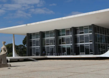 Defesa de Jair Bolsonaro pede ao STF autorização para cirurgia no ombro direito; procedimento depende de decisão de Alexandre de Moraes.