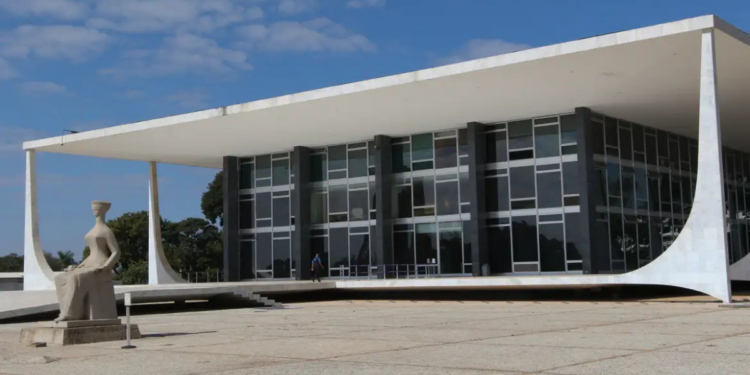 Defesa de Jair Bolsonaro pede ao STF autorização para cirurgia no ombro direito; procedimento depende de decisão de Alexandre de Moraes.