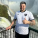 Homem de 29 anos morreu após abordagem da PM na Pavuna; família contesta versão oficial e polícia civil investiga o caso.