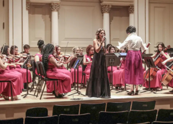 Orquestra Sinfônica Juvenil Chiquinha Gonzaga inicia turnê na Itália com jovens da rede pública do Rio e apresentações em Roma e no Vaticano.