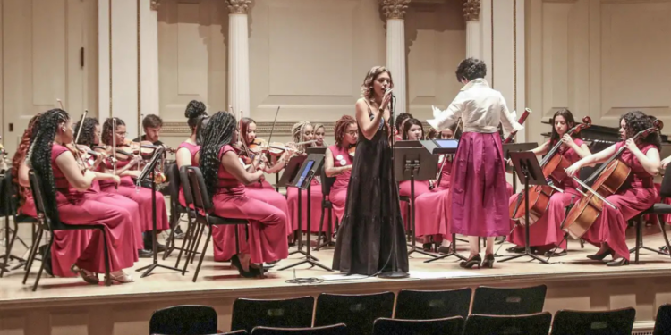 Orquestra Sinfônica Juvenil Chiquinha Gonzaga inicia turnê na Itália com jovens da rede pública do Rio e apresentações em Roma e no Vaticano.
