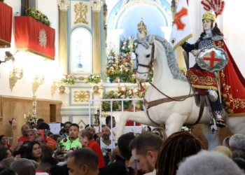 Fiéis celebram o Dia de São Jorge no Rio de Janeiro com missas, procissões e manifestações de fé no centro e na zona norte da cidade.