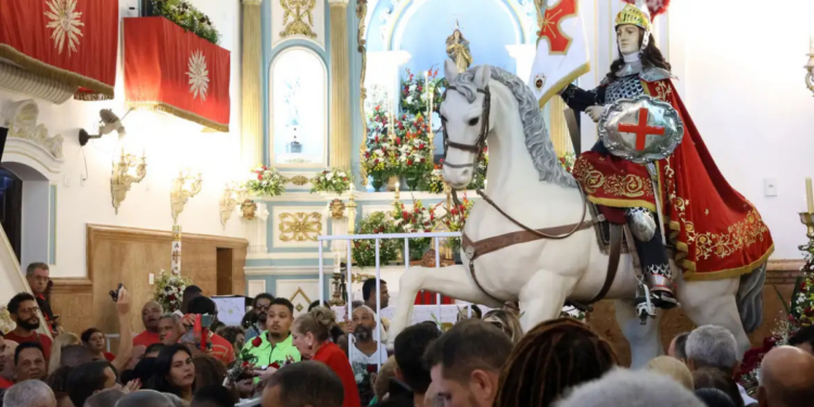Fiéis celebram o Dia de São Jorge no Rio de Janeiro com missas, procissões e manifestações de fé no centro e na zona norte da cidade.