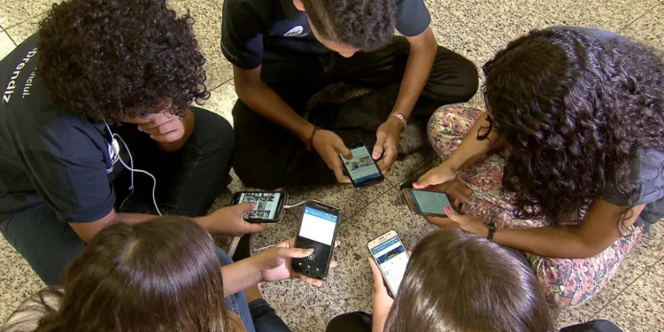 MEC lança plataforma digital gratuita com milhares de livros, incluindo clássicos e best-sellers, disponível para mais de 566 mil usuários no Brasil.