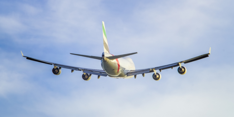 Governo libera crédito via FNAC e BNDES para companhias aéreas enfrentarem alta de custos e manterem voos no Brasil.