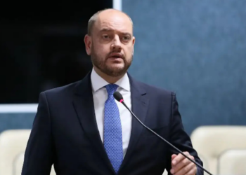 Ministro Cristiano Zanin decide manter presidente do TJ-RJ como governador interino até STF definir forma de eleição no estado.