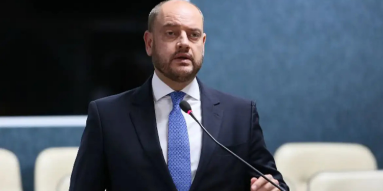 Ministro Cristiano Zanin decide manter presidente do TJ-RJ como governador interino até STF definir forma de eleição no estado.