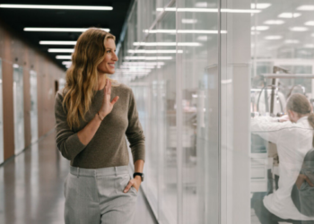 Gisele Bündchen conta que deixou o veganismo após diagnóstico de anemia e passou a incluir carne vermelha na dieta para melhorar a saúde.