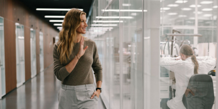 Gisele Bündchen conta que deixou o veganismo após diagnóstico de anemia e passou a incluir carne vermelha na dieta para melhorar a saúde.