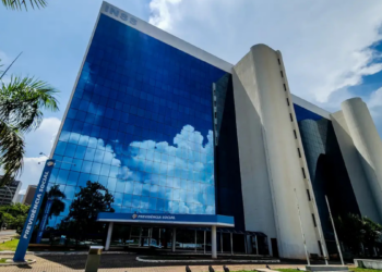 INSS promove mutirões de perícia médica em 16 estados para reduzir fila de espera e agilizar concessão de benefícios.