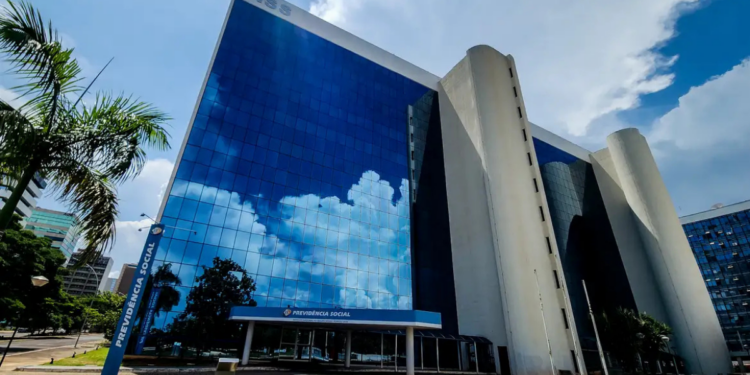 INSS promove mutirões de perícia médica em 16 estados para reduzir fila de espera e agilizar concessão de benefícios.
