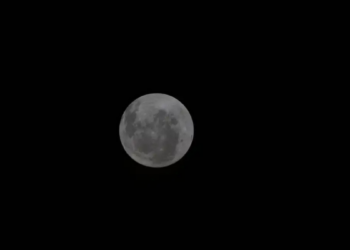 NASA revela foto inédita da Lua feita por astronautas da missão Artemis 2, destacando a curvatura lunar e avanços na exploração espacial. Confira detalhes.