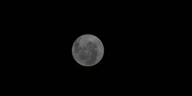 NASA revela foto inédita da Lua feita por astronautas da missão Artemis 2, destacando a curvatura lunar e avanços na exploração espacial. Confira detalhes.