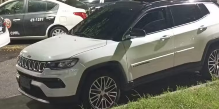 carro do atacante john kennedy, do fluminense, é roubado no méier, zona norte do rio, e recuperado pela polícia militar pouco depois.