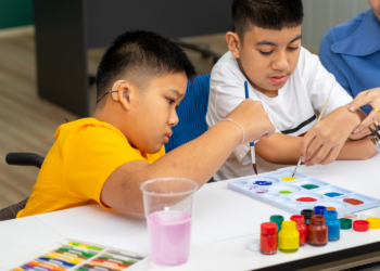 Abril Azul reforça a conscientização sobre o autismo e a importância da inclusão. Brasil registra 2,4 milhões de diagnósticos.