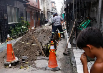 Moradores da Maré convivem com alagamentos e falhas no saneamento enquanto aguardam obras prometidas para reduzir enchentes e melhorar a qualidade de vida.