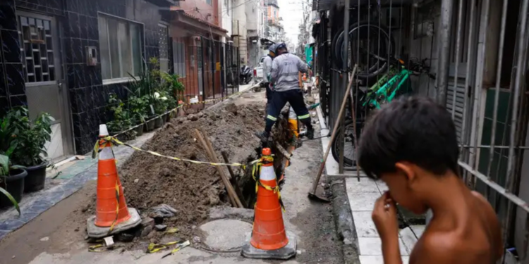 Moradores da Maré convivem com alagamentos e falhas no saneamento enquanto aguardam obras prometidas para reduzir enchentes e melhorar a qualidade de vida.