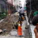 Moradores da Maré convivem com alagamentos e falhas no saneamento enquanto aguardam obras prometidas para reduzir enchentes e melhorar a qualidade de vida.