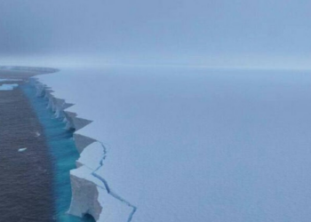 Iceberg histórico A23a está se partindo no Atlântico Sul.