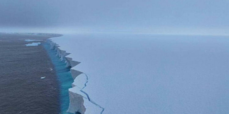Iceberg histórico A23a está se partindo no Atlântico Sul.