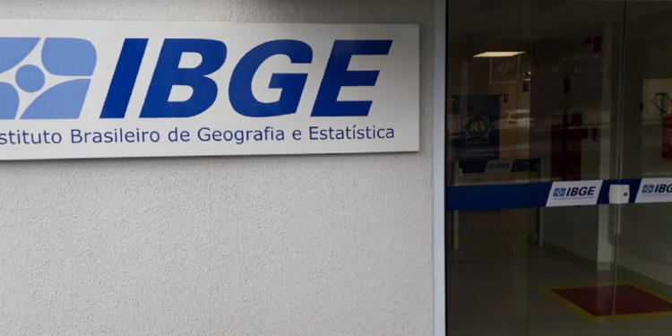 IBGE reduz vagas do concurso temporário para 36.946 e mantém previsão de edital em maio. Seleção deve mobilizar milhares de candidatos no Brasil.