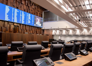 Alerj discute elevar emendas parlamentares para R$ 1,5 bilhão enquanto Rio enfrenta déficit bilionário.