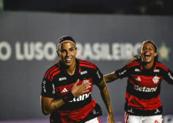Flamengo domina Vitória e encosta nos líderes do Brasileirão Feminino