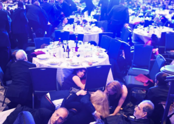 Evento com Donald Trump em Washington foi abalado por tiros. Segurança agiu rápido e suspeito foi detido