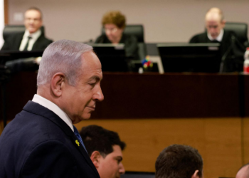 Julgamento de Netanyahu sofre novo adiamento após cancelamento de audiência em Israel.